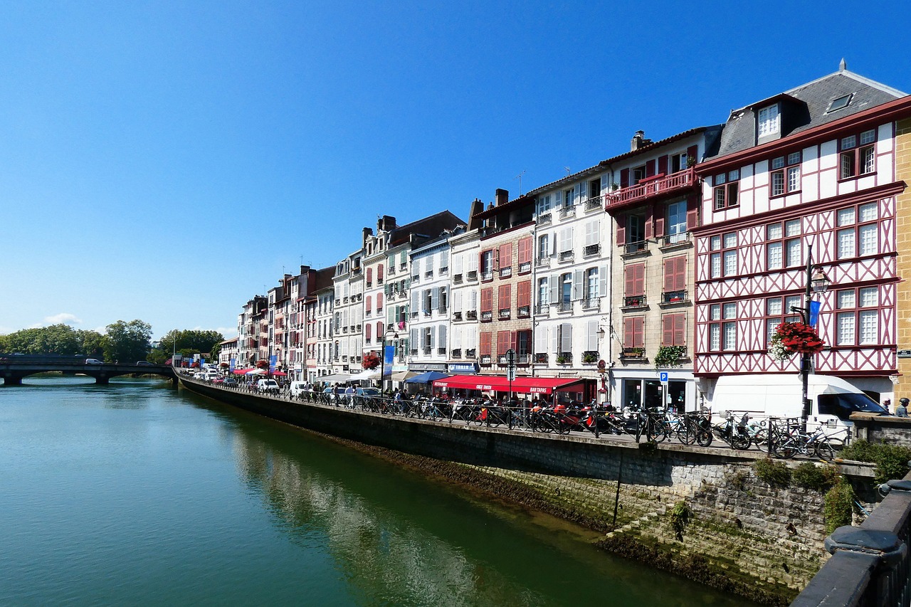 バイヨンヌ -Bayonne（フランス）フランス南西部にある活気あふれる都市『バイヨンヌ』はチョコレート発祥の地。