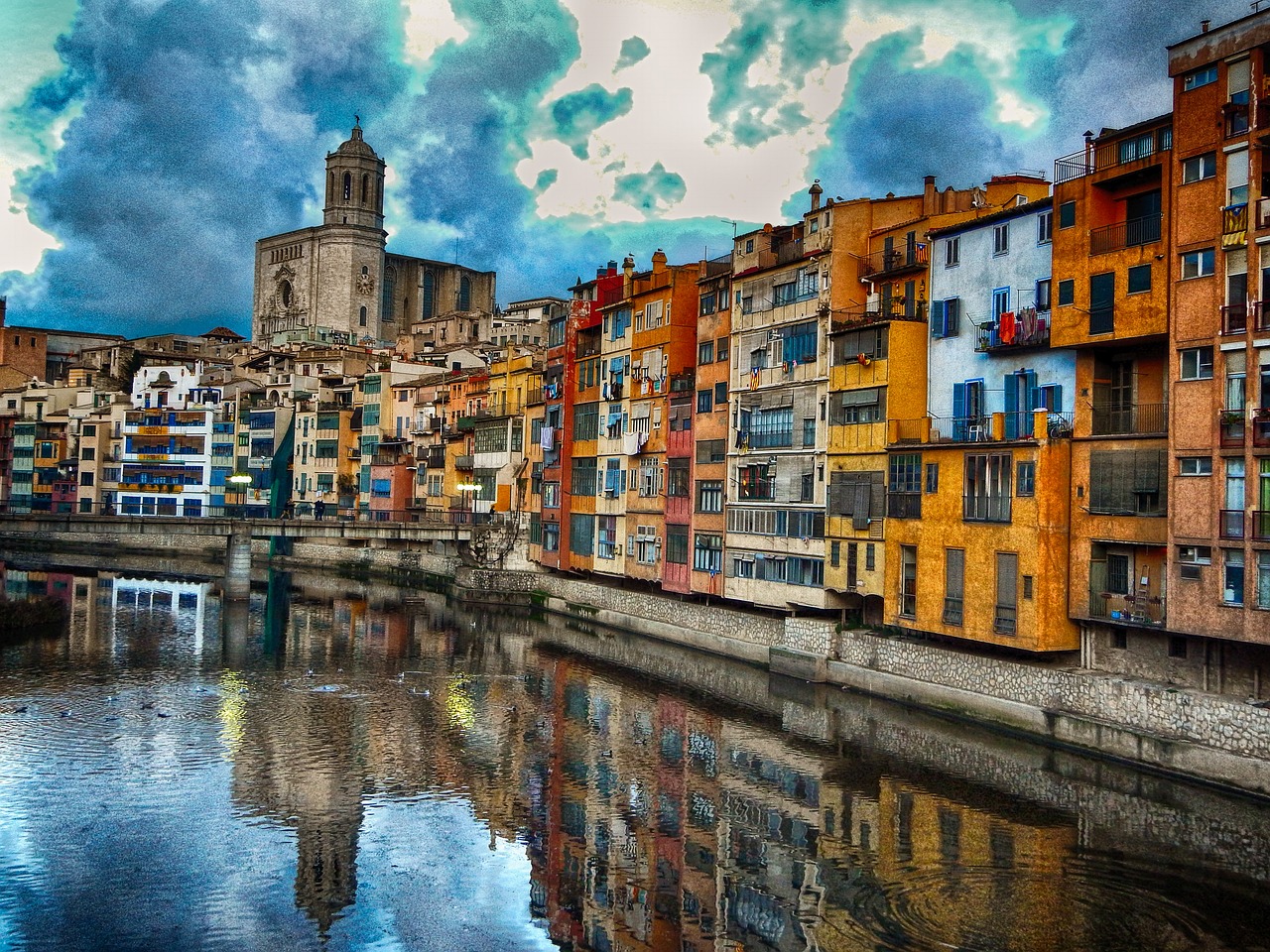 ジローナ -Girona(スペイン)フランスとの国境に近いピレネー山脈の麓に位置する『ジローナ』は、カタルーニャ文化の中心地