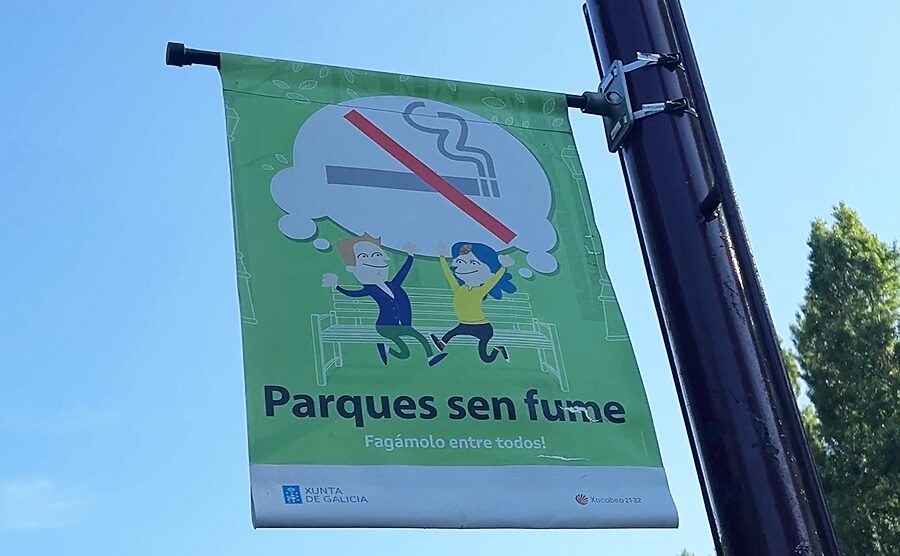 サンティアゴ・デ・コンポステーラ(Santiago de Compostela)公園で喫煙はやめようね!