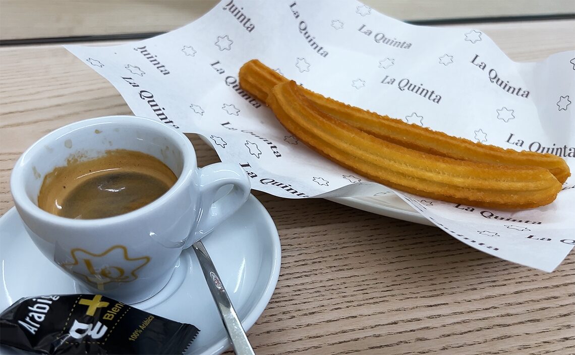 サンティアゴ・デ・コンポステーラ(Santiago de Compostela)チュロス専門店でプレーンなチュロスとエスプレッソ