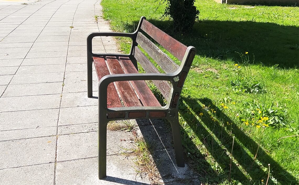 サンティアゴ・デ・コンポステーラ(Santiago de Compostela)道端のベンチ