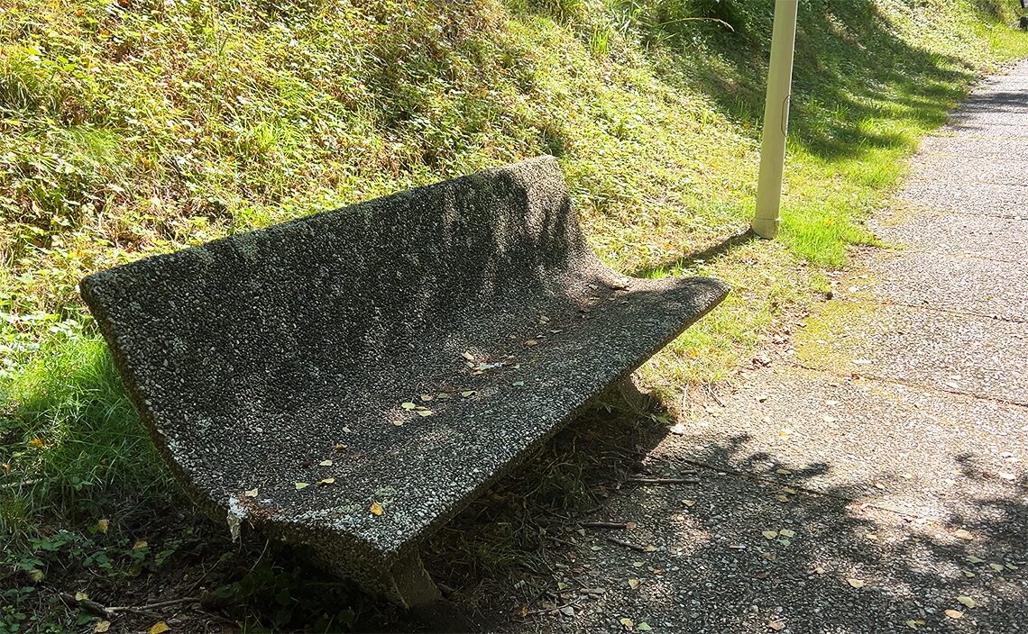 サンティアゴ・デ・コンポステーラ(Santiago de Compostela)Parque Fermín Bouza Brey e Alexandre Bóveda (Santiago de Compostela)公園のベンチ