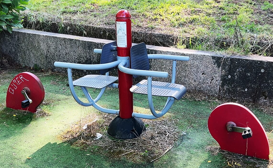 サンティアゴ・デ・コンポステーラ(Santiago de Compostela)カルロマグノ公園(Parque de Carlomagno)公園に設置されたフィットネス機器