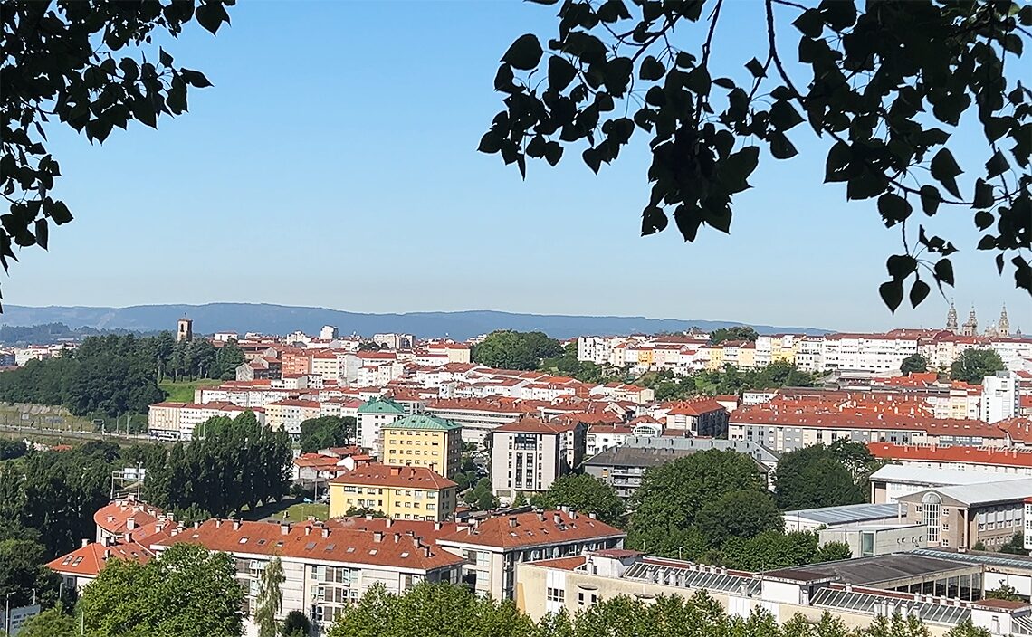 サンティアゴ・デ・コンポステーラ(Santiago de Compostela)カルロマグノ公園(Parque de Carlomagno)ペドローソ山も見える