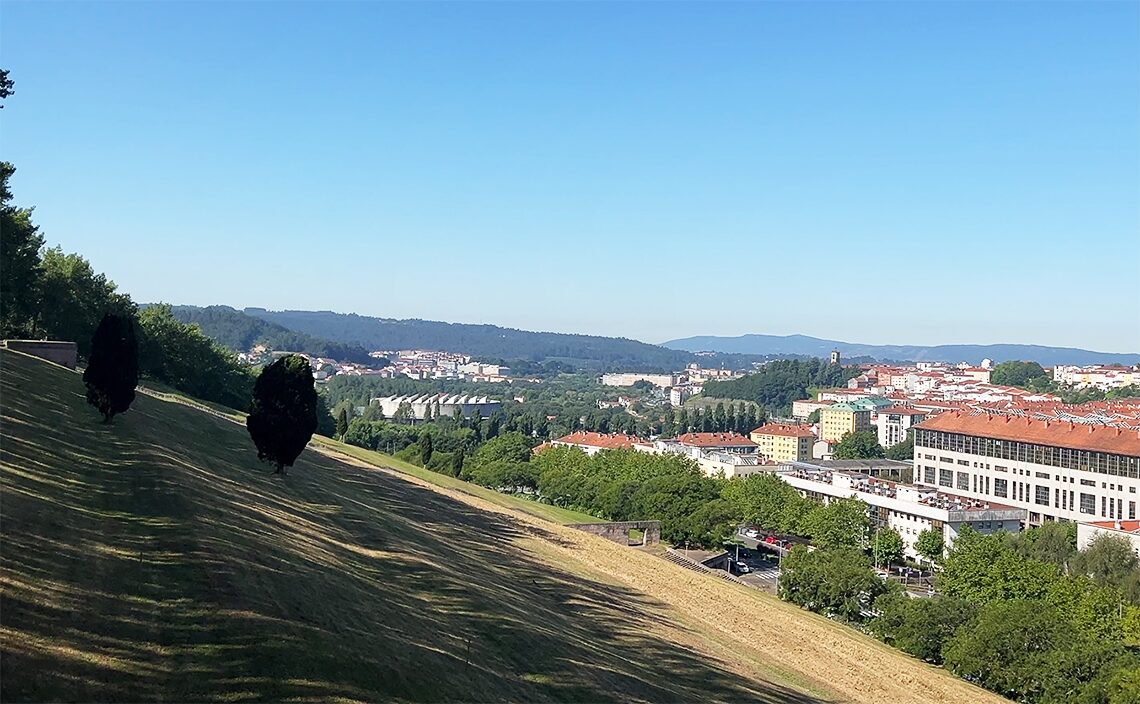 サンティアゴ・デ・コンポステーラ(Santiago de Compostela)カルロマグノ公園(Parque de Carlomagno)とんでもない傾斜