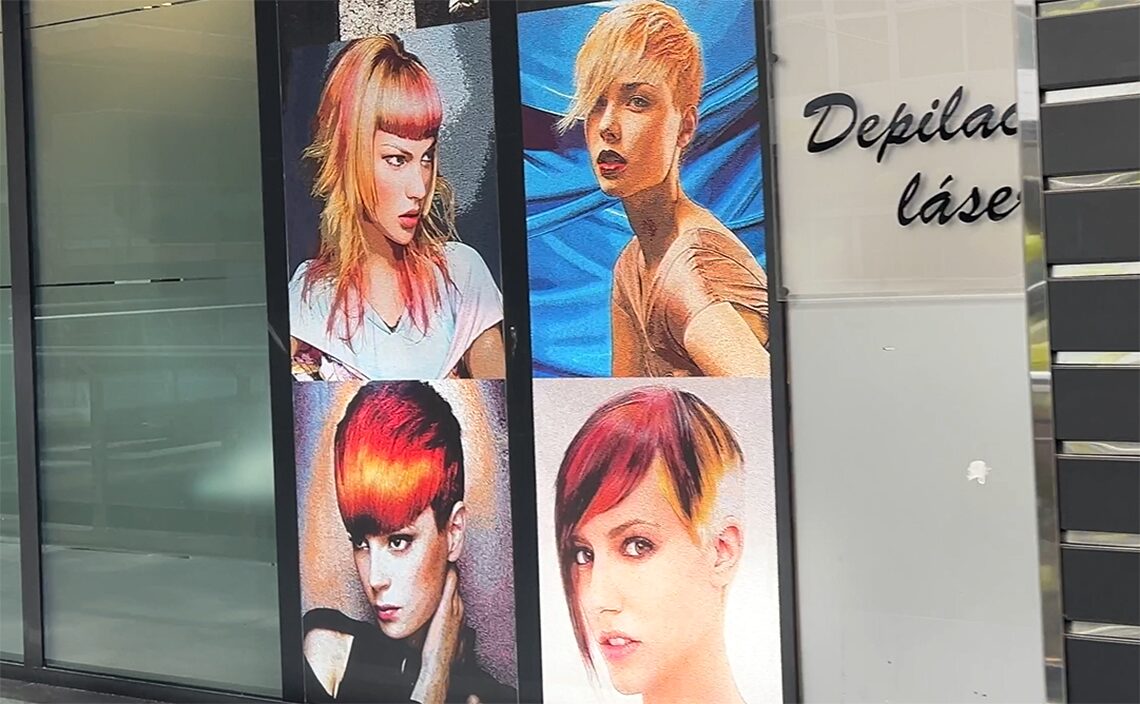 サンティアゴ・デ・コンポステーラ(Santiago de Compostela)アレア セントラル(Área Central Centro Comercial)美容室の店先