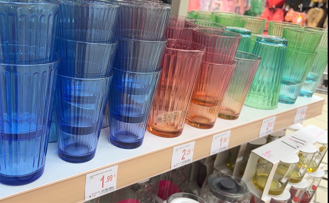 サンティアゴ・デ・コンポステーラ(Santiago de Compostela)アレア セントラル(Área Central Centro Comercial)スーパーの食器コーナー。安い!日本だったら絶対買ってるやつ