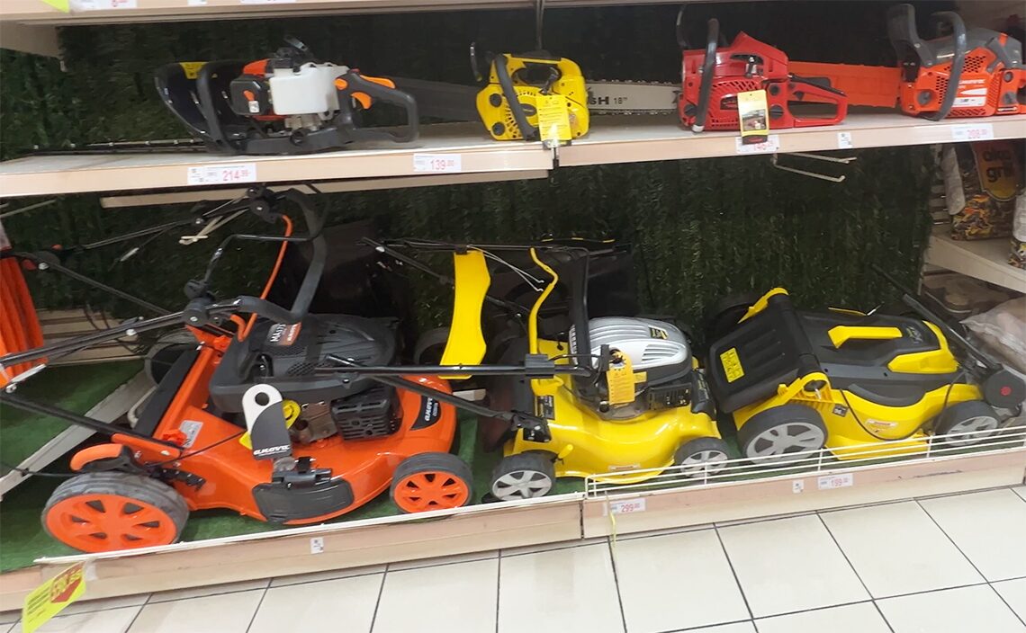 サンティアゴ・デ・コンポステーラ(Santiago de Compostela)アレア セントラル(Área Central Centro Comercial)子供の乗り物だと思ったら芝刈り機だった
