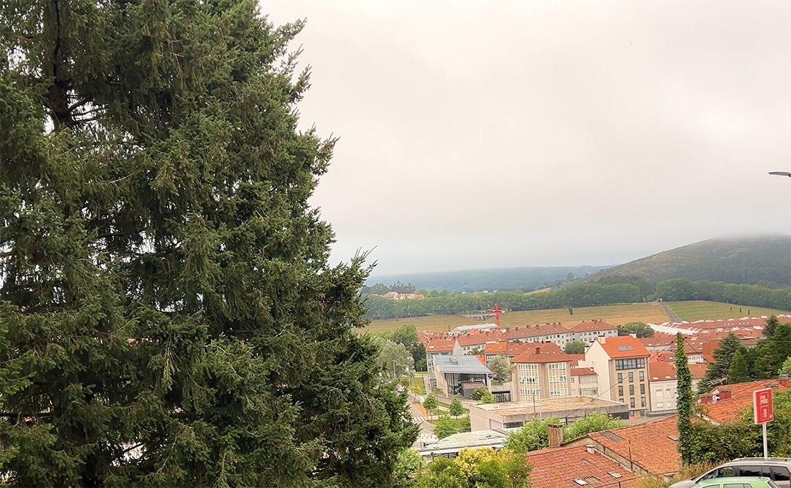 サンティアゴ・デ・コンポステーラ(Santiago de Compostela)朝から天気は非常に悪いが、窓からの眺めはすばらしい