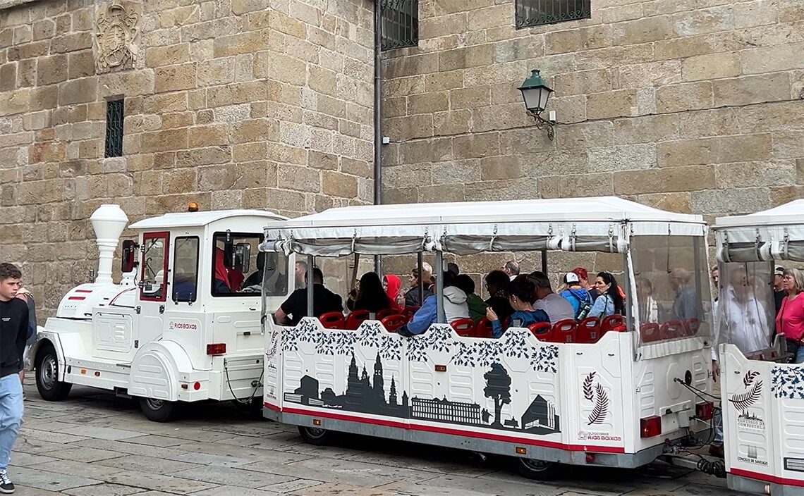 サンティアゴ・デ・コンポステーラ(Santiago de Compostela)観光スポットを巡回しているとローリーバス。但し侵入できる場所が限られているためそれほど魅力的ではない。