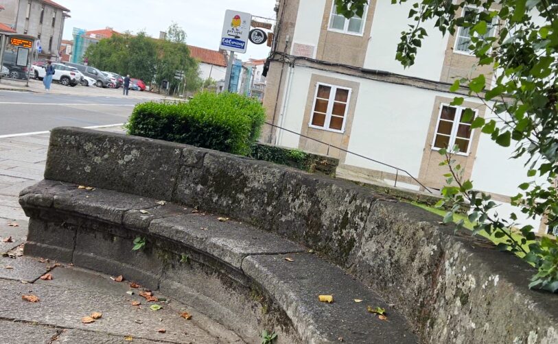 サンティアゴ・デ・コンポステーラ(Santiago de Compostela)バスキーノス通りにあるベンチ