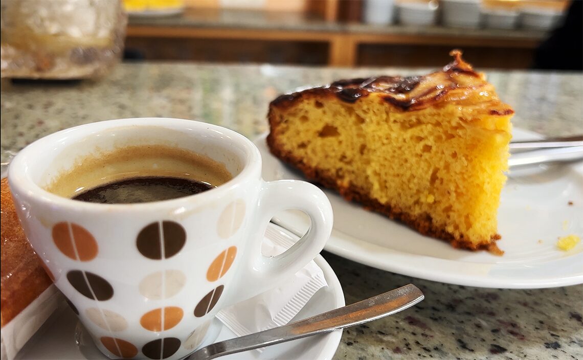 サンティアゴ・デ・コンポステーラ(Santiago de Compostela)ドトール風カップのエスプレッソとアーモンドケーキ。おまけにクッキーが付いてきた。