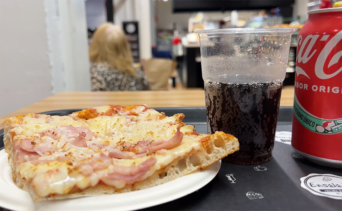 サンティアゴ・デ・コンポステーラ(Santiago de Compostela)スーパーのミニフードコートでコーラとピザ。