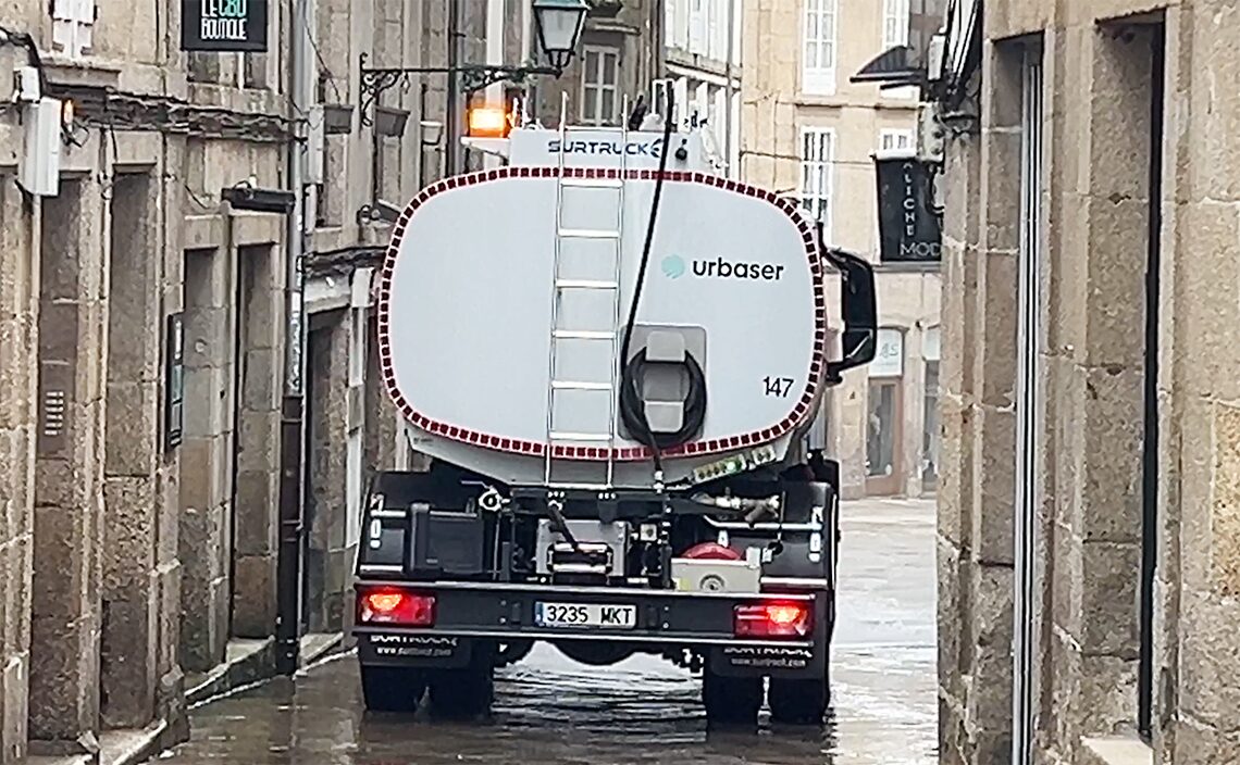 サンティアゴ・デ・コンポステーラ(Santiago de Compostela)路面清掃車で路面を掃除中