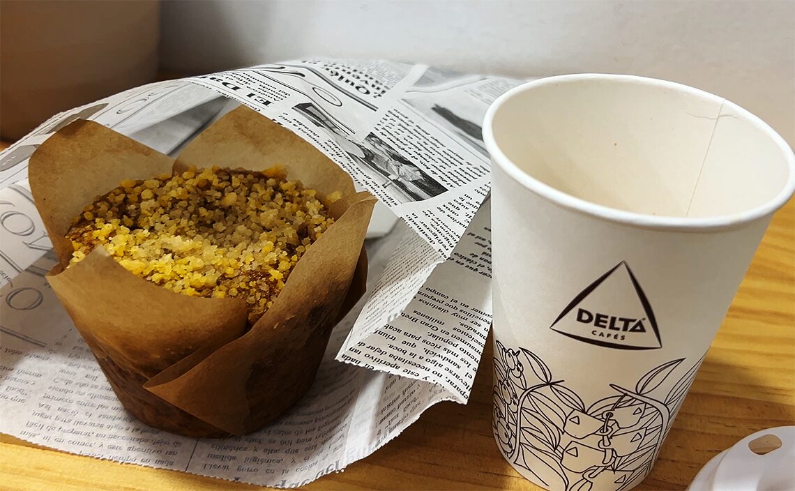 サンティアゴ・デ・コンポステーラ(Santiago de Compostela)エスプレッソとカップケーキ