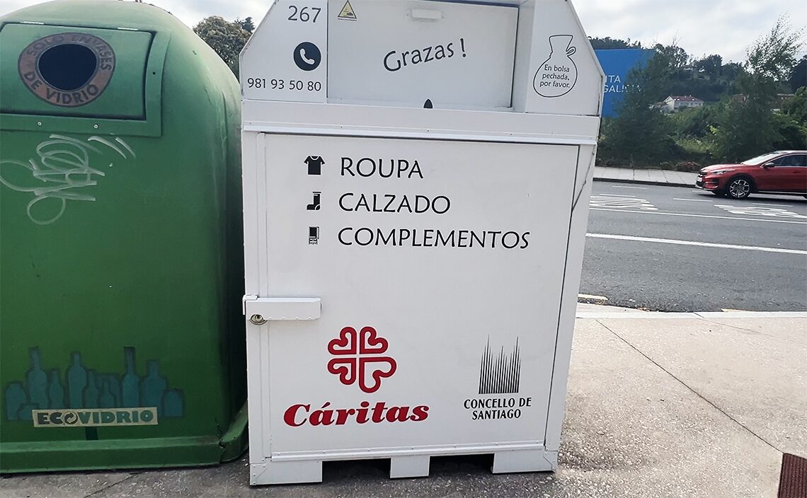 サンティアゴ・デ・コンポステーラ(Santiago de Compostela)衣類のリサイクルボックス