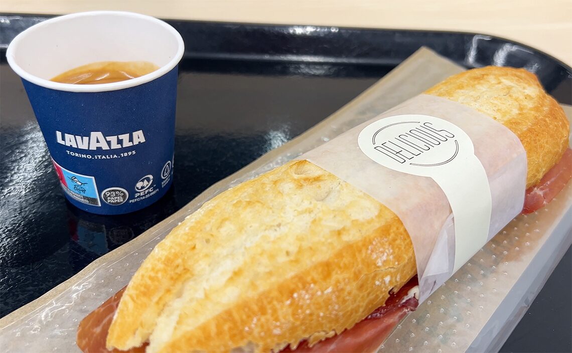 サンティアゴ・デ・コンポステーラ（Santiago de Compostela）駅のカフェ