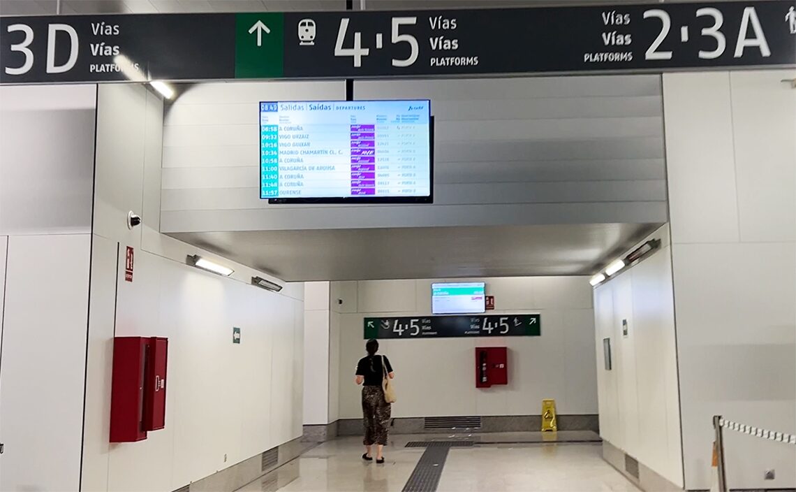 サンティアゴ・デ・コンポステーラ（Santiago de Compostela）駅の連絡通路