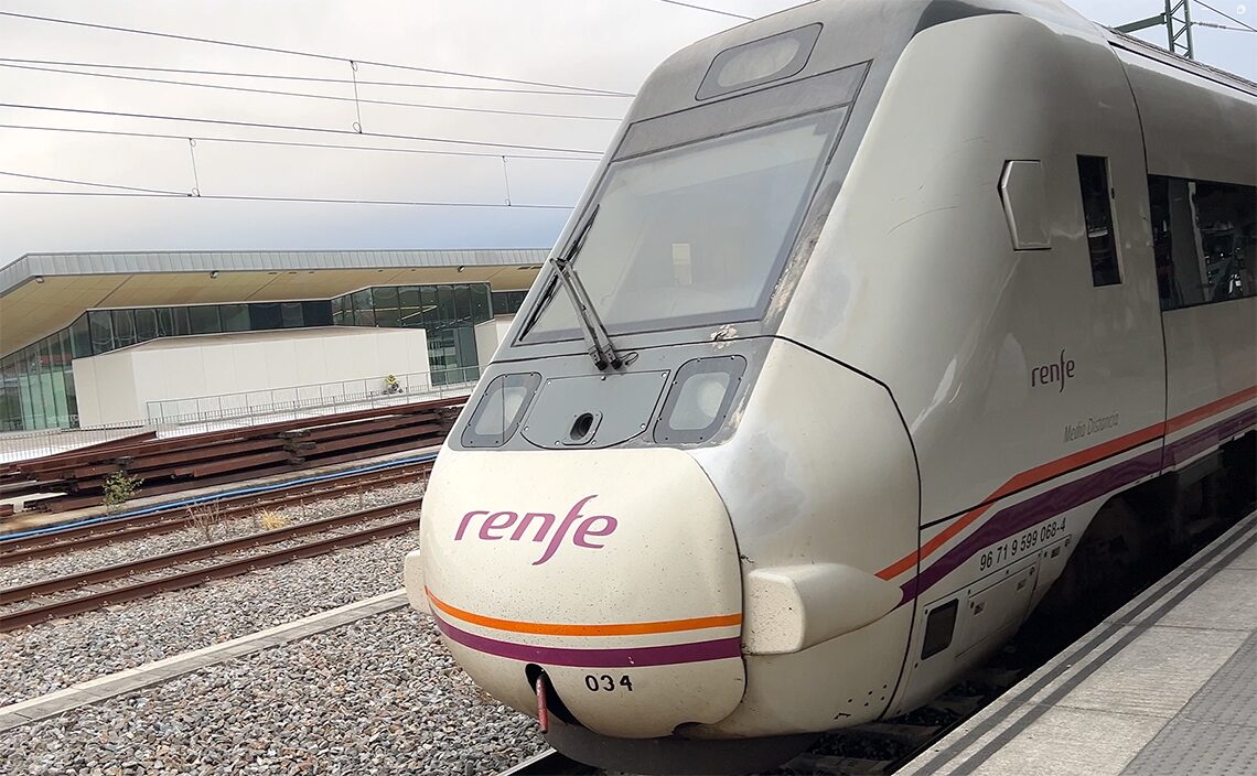 サンティアゴ・デ・コンポステーラ（Santiago de Compostela）駅の鉄道renfe