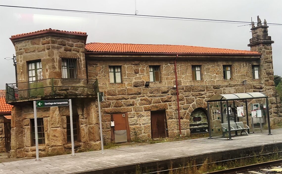 サンティアゴ・デ・コンポステーラ（Santiago de Compostela）1873年に開業したガリシア地方で最初の鉄道駅