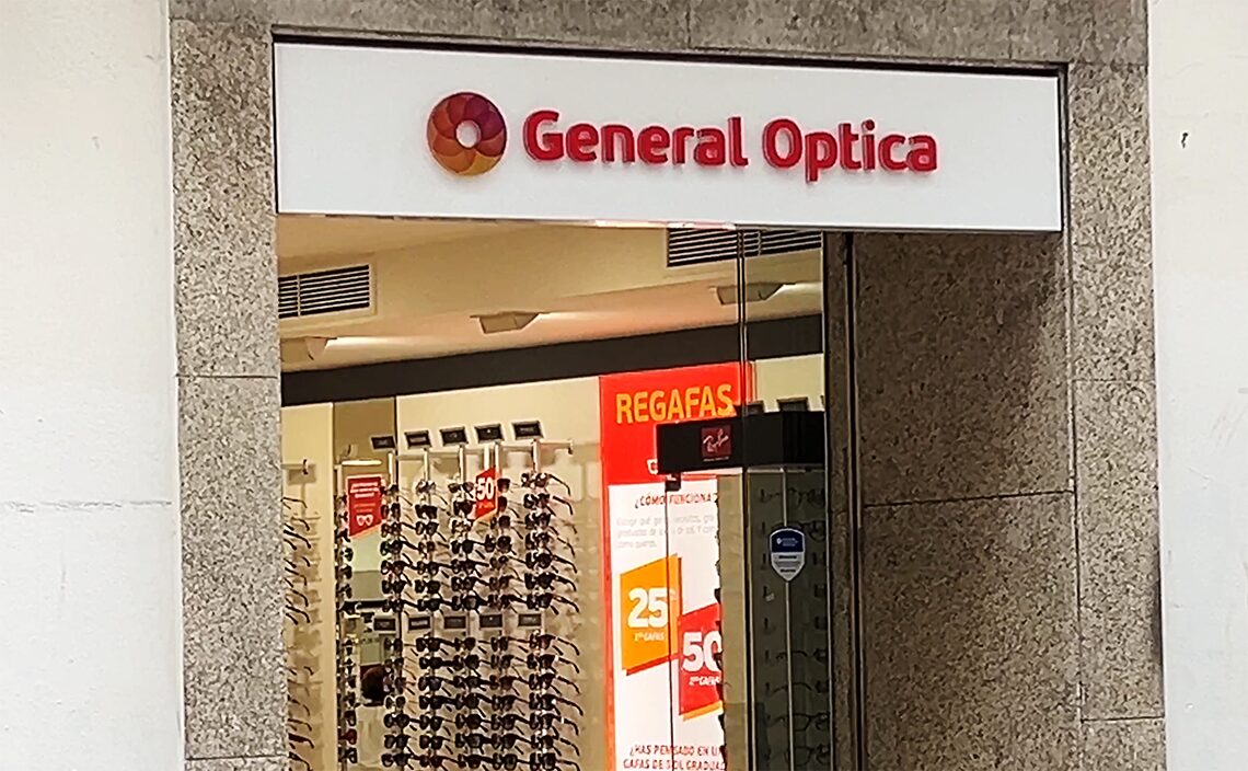 ア・コルーニャ（A Coruña）ドーナツみたいなロゴの眼鏡ショップ。