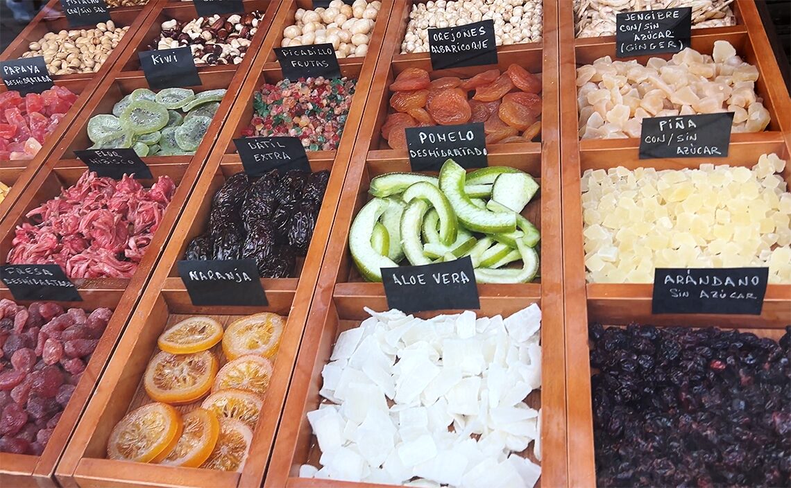 ア・コルーニャ（A Coruña）ドライフルーツ屋の店先。