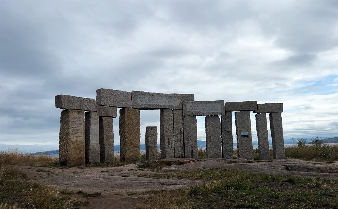 ア・コルーニャ（A Coruña）のトーレ・デ・ヘルクレス公園（Parque de la Torre de Hércules）。ガリシア出身の彫刻家、マノロ・パソ (Manolo Paz) によって制作されたメンヒレス・ポル・ラ・パス (Menhires pola Paz/平和のための立石)