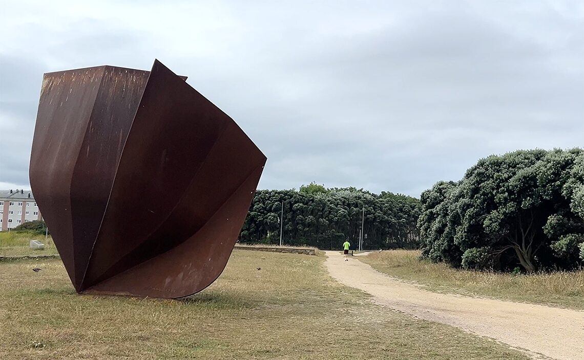 ア・コルーニャ（A Coruña）のトーレ・デ・ヘルクレス公園（Parque de la Torre de Hércules）彫刻家ウルビーノ・マロ制作の「星の船（Naval dos Estrellos）」。