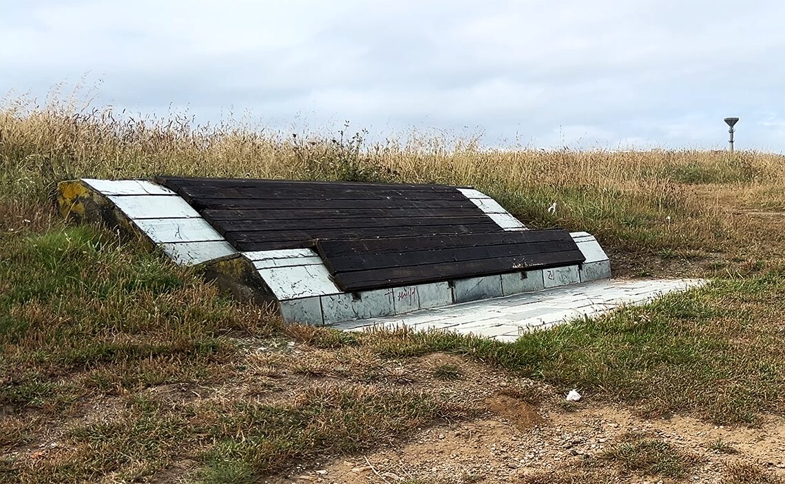 ア・コルーニャ（A Coruña）のトーレ・デ・ヘルクレス公園（Parque de la Torre de Hércules）海側に向けて設置された巨大なベンチ。