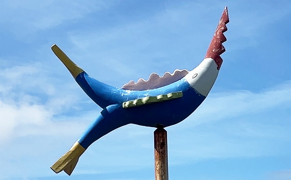 ア・コルーニャ（A Coruña）ガリシアの芸術家エンリケ・サアベドラ制作の「鳥と魚」（スペイン語でPez-Pájaro、ガリシア語でPaxaro-Peixe）。鳥と魚と空と海の要素を組み合わせたデザイン。