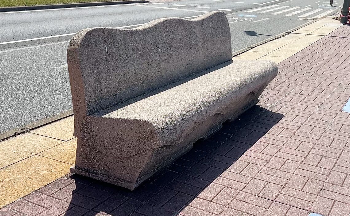 ア・コルーニャ（A Coruña）海岸沿いの遊歩道にあるベンチ