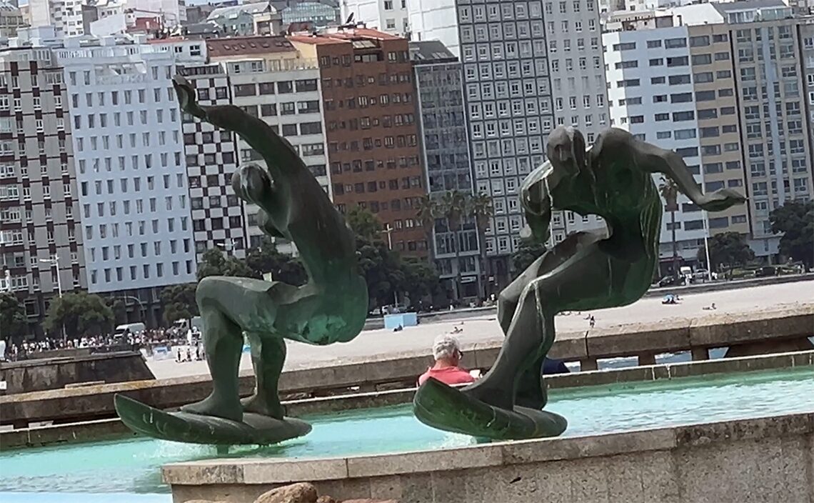 ア・コルーニャ（A Coruña）波乗りしている「ミレニアムの像（Monumento al Milenio）」。