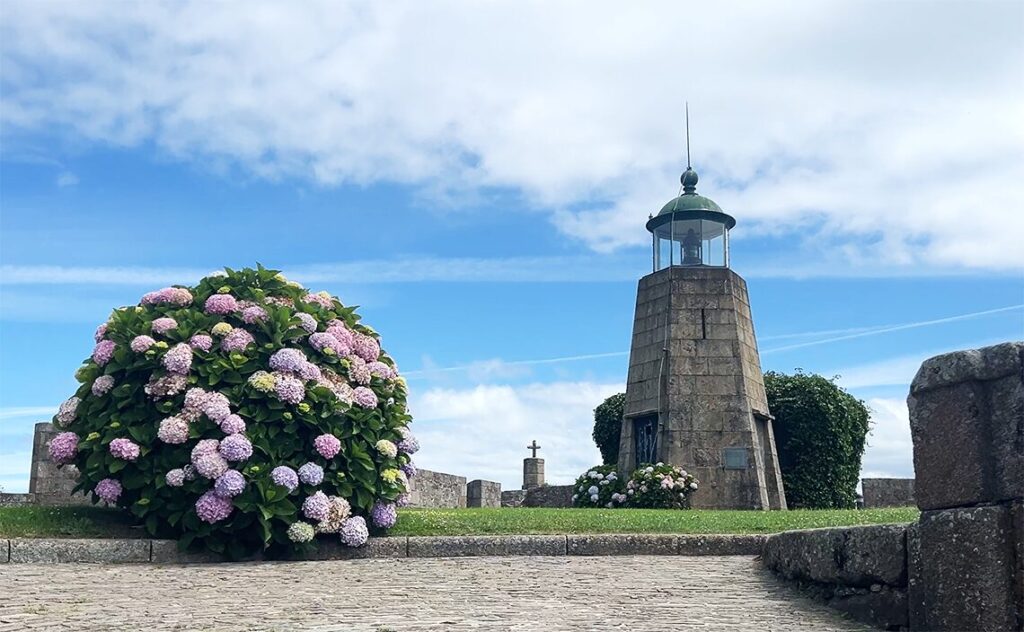 サン・アントン城（Castelo de Santo Antón）屋上には灯台があり、たくさんのアジサイが植えられ防衛要塞感はゼロ