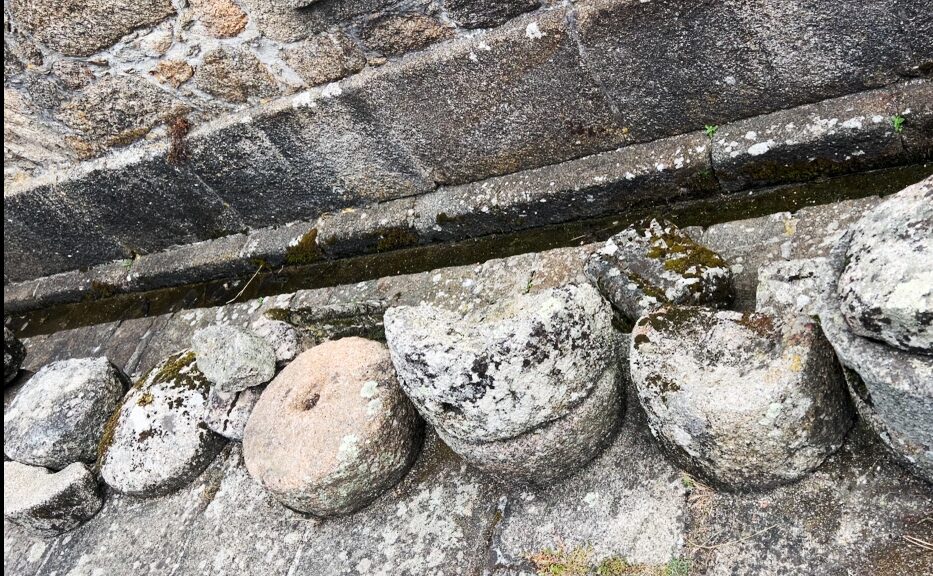 サン・アントン城（Castelo de Santo Antón）ディスプレイされた瓦礫の数々。