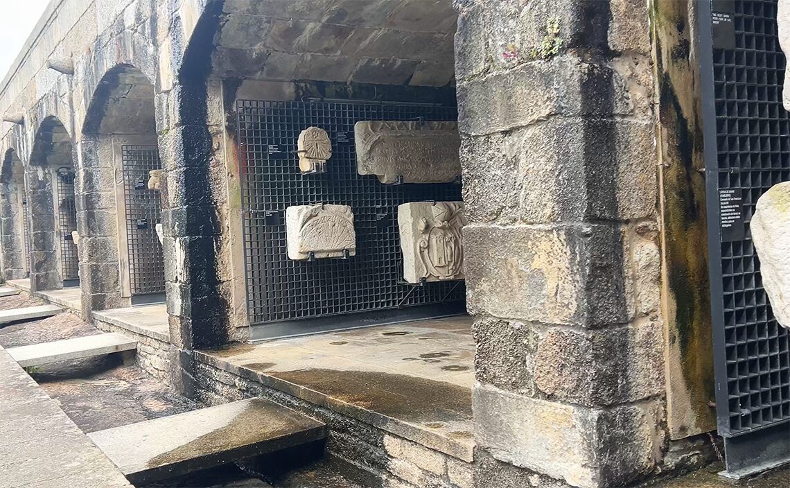 サン・アントン城（Castelo de Santo Antón）石造りの要塞の通路を利用して、古代から中世にかけての石碑や彫刻の断片を展示している。