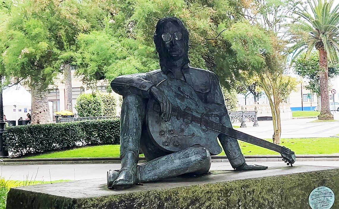 ア・コルーニャ（A Coruña）ハルディネス・デ・メンデス・ヌーニェス（Jardines de Méndez Núñez）公園内に設置されているジョン・レノンの像