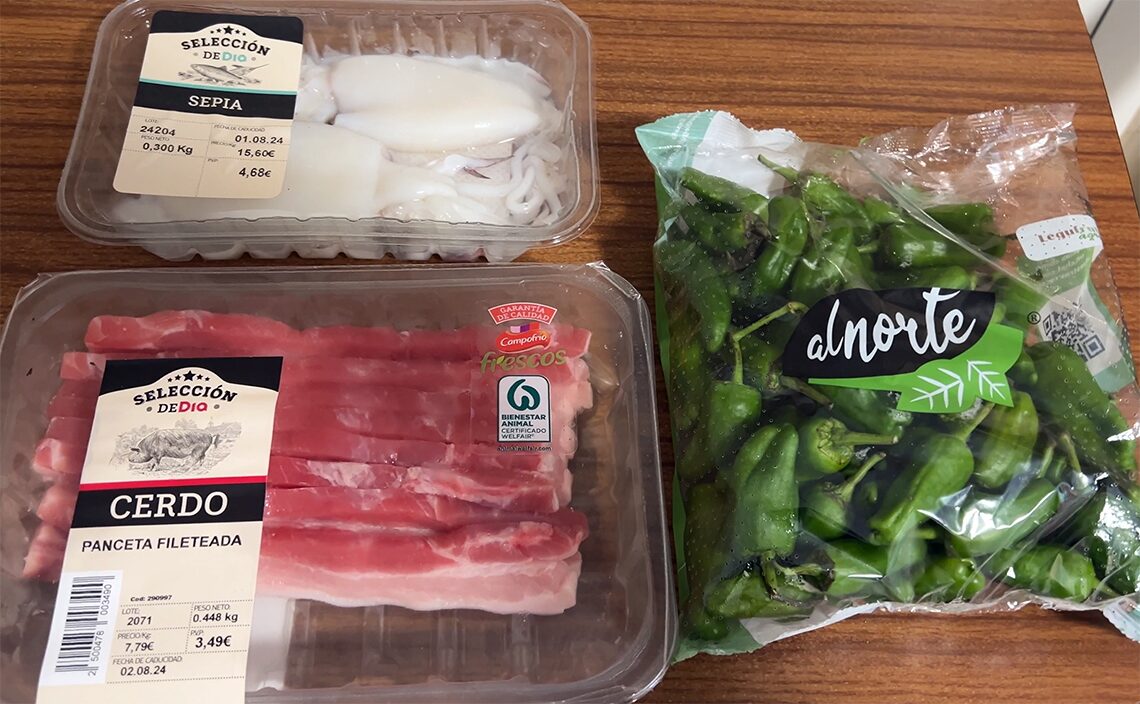 サンティアゴ・デ・コンポステーラ(Santiago de Compostela)青唐辛子、イカ、豚肉。イカは日本より柔らかい。豚は薄切りで3ミリほどで皮付
