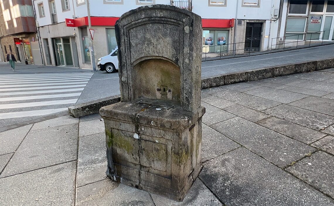 サンティアゴ・デ・コンポステーラ(Santiago de Compostela)古い石造りの水飲み場