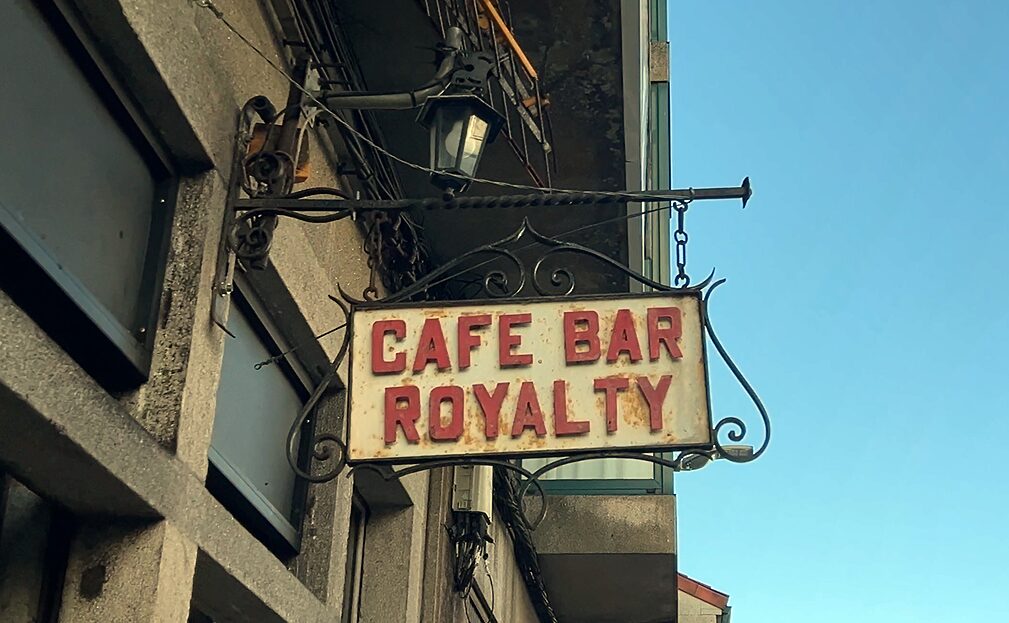 サンティアゴ・デ・コンポステーラ(Santiago de Compostela)カフェ&バルの看板。