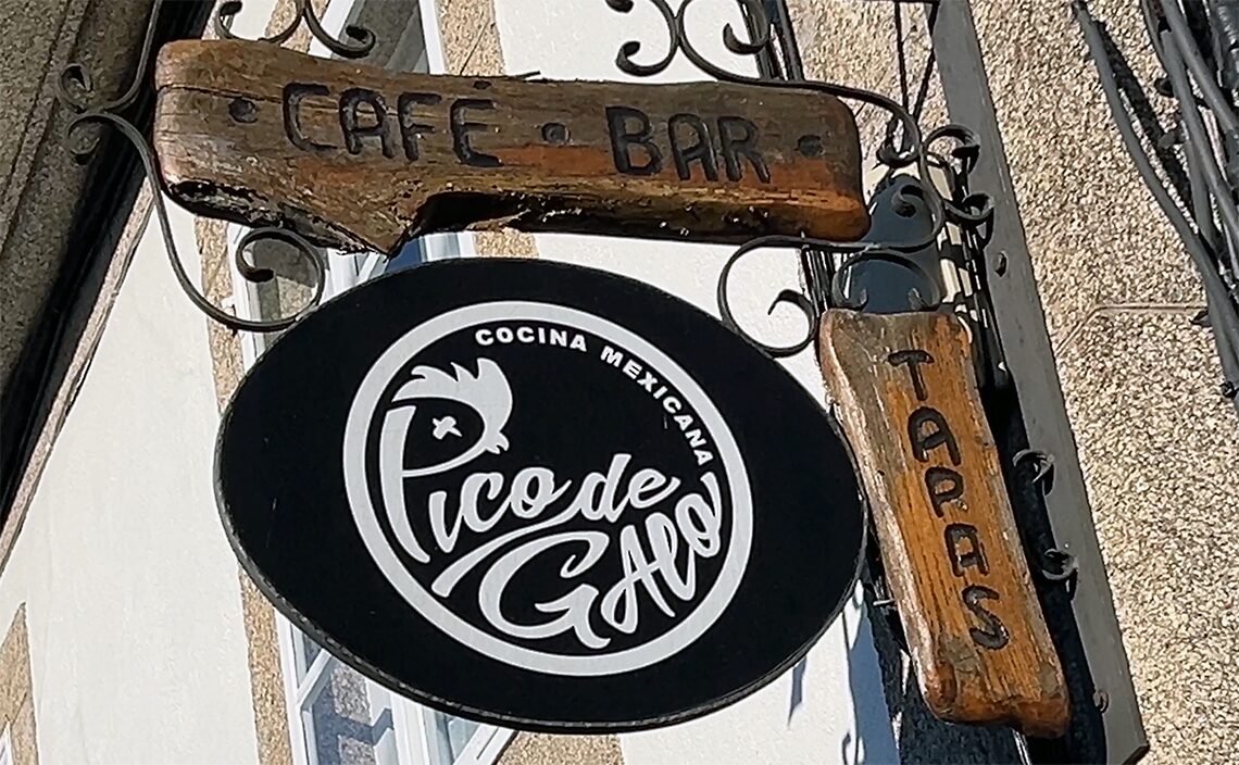 サンティアゴ・デ・コンポステーラ(Santiago de Compostela)カフェ&バルの看板。