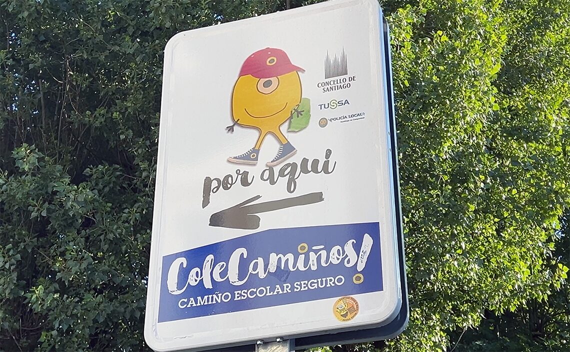 サンティアゴ・デ・コンポステーラ(Santiago de Compostela)安全な通学路を示す看板
