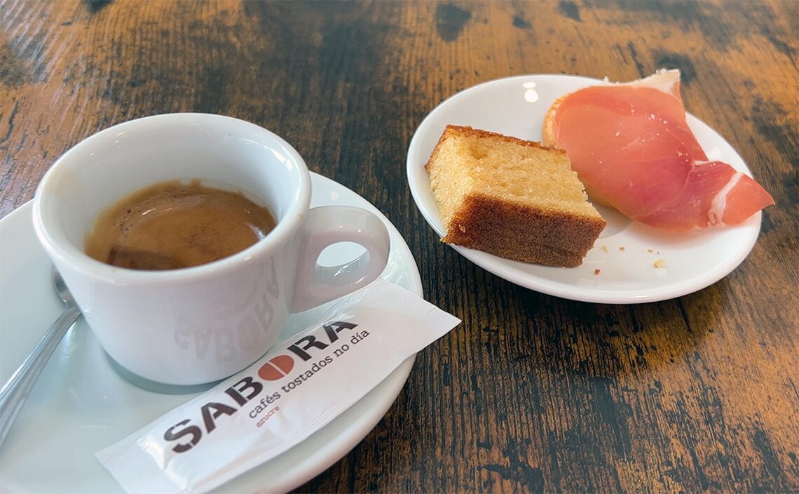 サンティアゴ・デ・コンポステーラ(Santiago de Compostela)カフェでエスプレッソを注文したら、サービスで生ハムとケーキを付けてくれた。