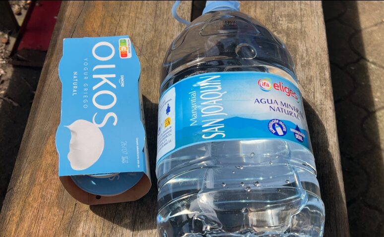 サンティアゴ・デ・コンポステーラ(Santiago de Compostela)スペインで最も甘くないヨーグルト『OIKOS NATURAL』と水8リットルを購入