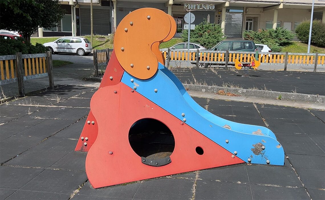 サンティアゴ・デ・コンポステーラ(Santiago de Compostela)パズルのようなデザインの滑り台