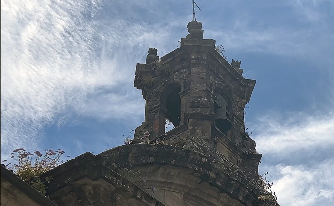 サンティアゴ・デ・コンポステーラ(Santiago de Compostela)旧市街には、歴史を物語る年季の入った教会が数多く点在している。ロマネスク様式やゴシック様式など、様々な時代の建築様式が混在している