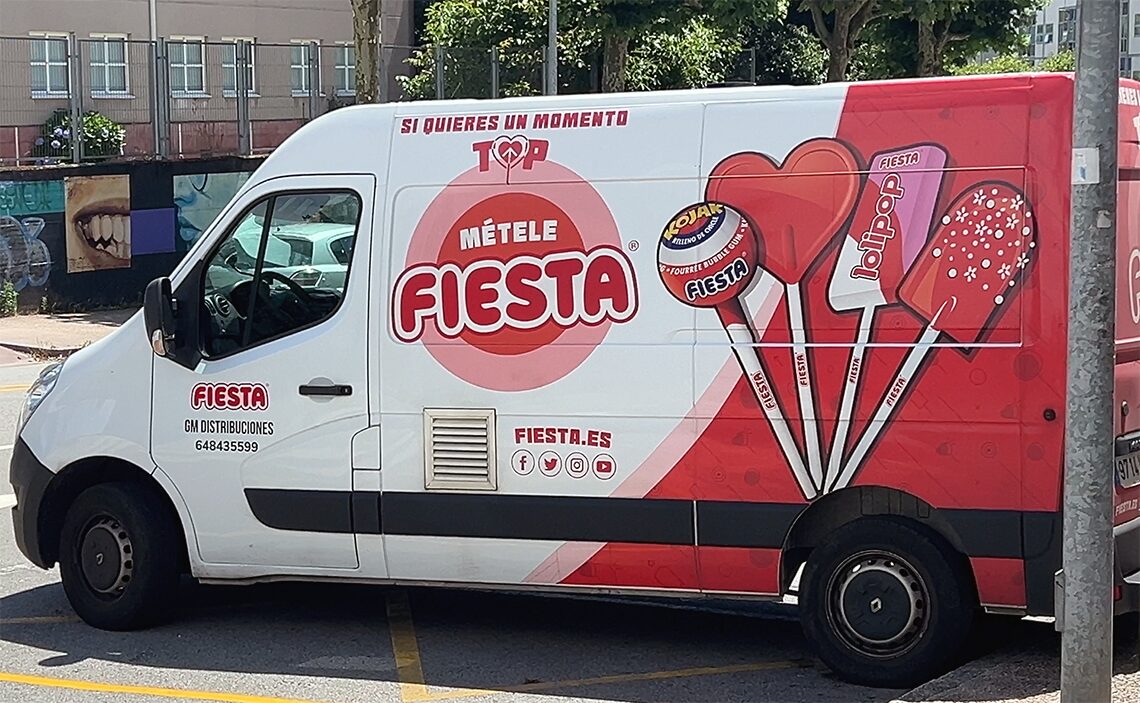 サンティアゴ・デ・コンポステーラ(Santiago de Compostela)スペインの有名なお菓子メーカーの配達用バン