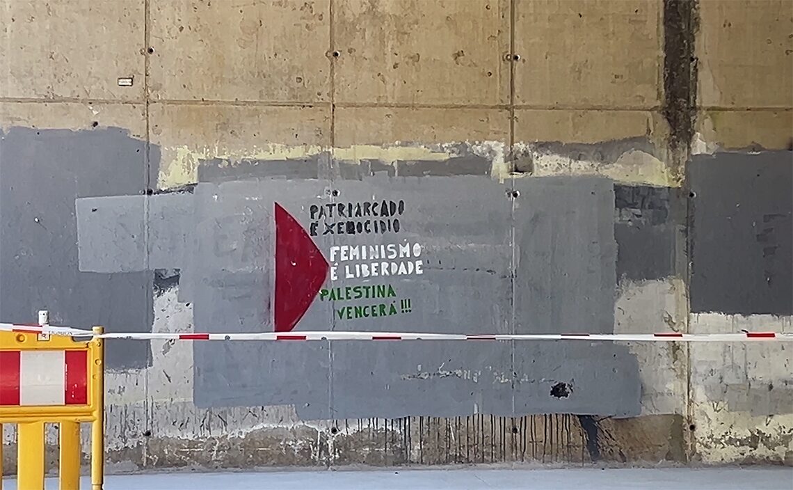 サンティアゴ・デ・コンポステーラ(Santiago de Compostela)突貫で書いたのか、意図的にヘタウマに書いたのか分からない政治的なメッセージを含むグラフィティ