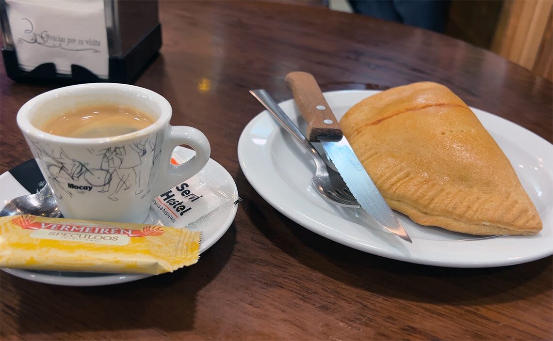 サンティアゴ・デ・コンポステーラ(Santiago de Compostela)エスプレッソ&エンパナーダ