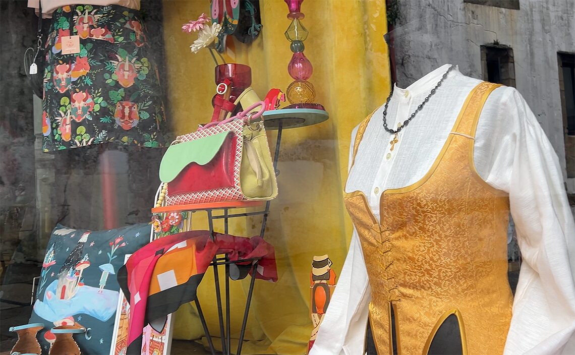 サンティアゴ・デ・コンポステーラ(Santiago de Compostela)お店のショーウィンドウには、ディスプレイ用なのか商品なのか見分けがつきにくいものが混在している所が多い