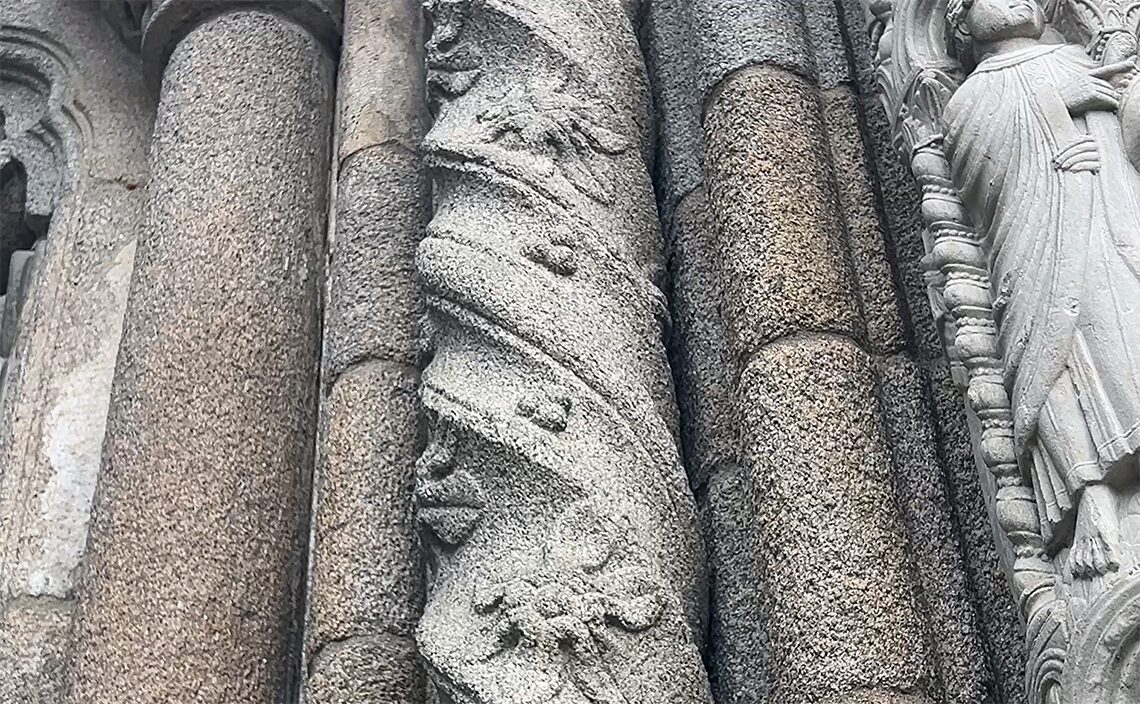 サンティアゴ・デ・コンポステーラ(Santiago de Compostela)柱の1本1本違うデザインの彫刻を施している